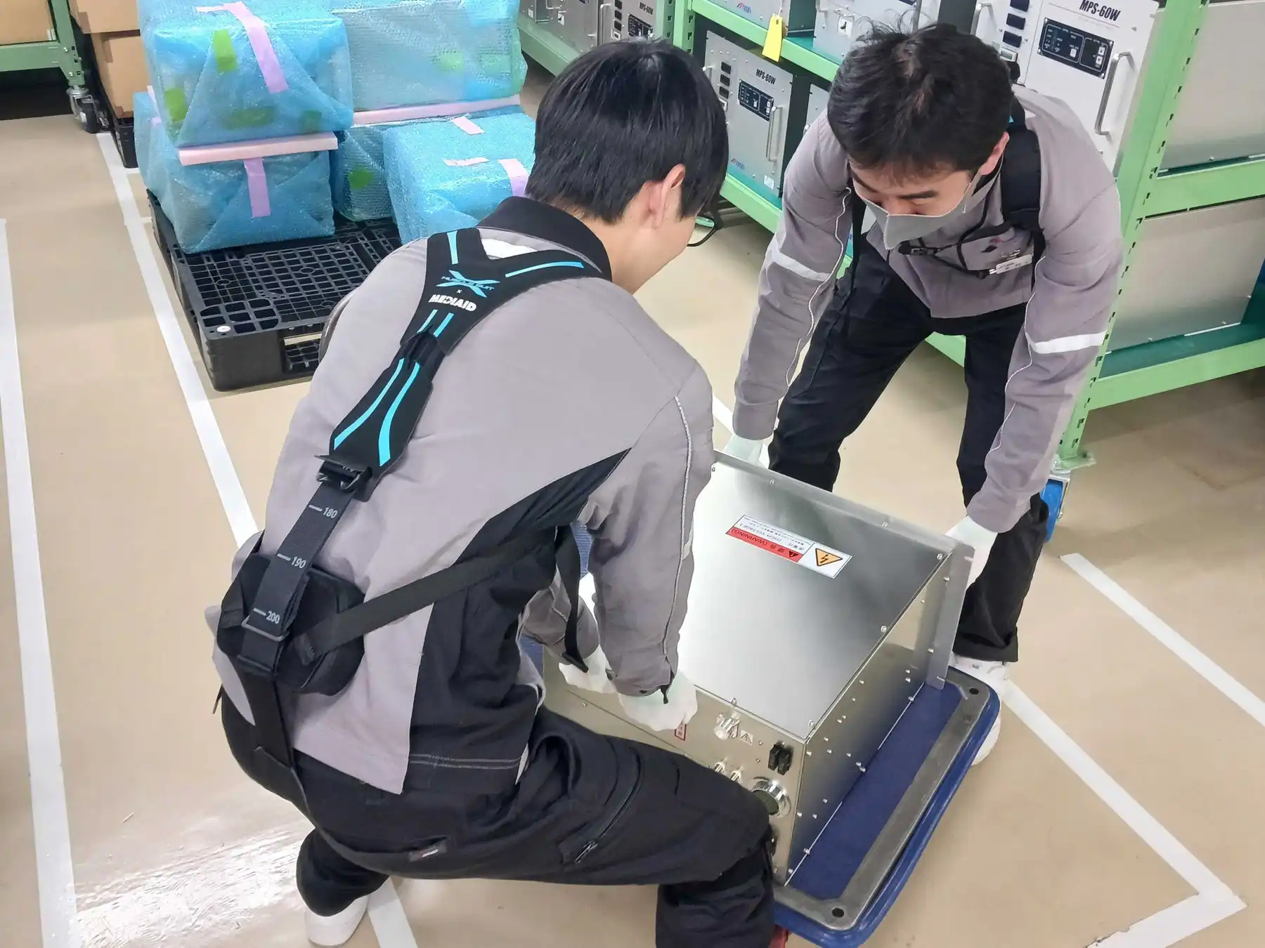 ニッシン、半導体需要増加に対応しアシストスーツ導入で作業負担軽減