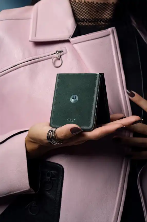Motorola RazrUltraにALCANTARA採用、イタリア製高級素材が次世代スマホを彩る